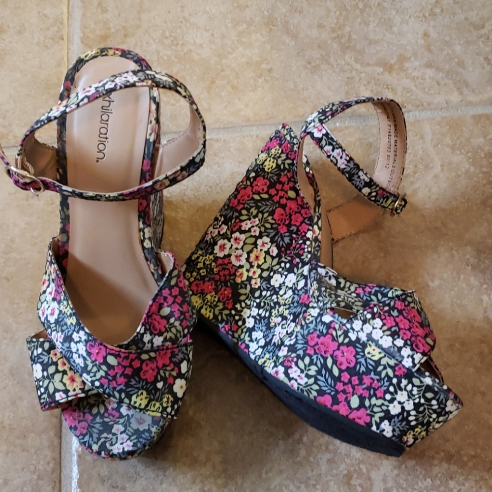 Flower Print Wedges, size 6.5